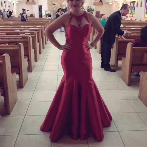 Red formal event dress , with rimes stone and beautiful detail… no stretch - Picture 2 of 3